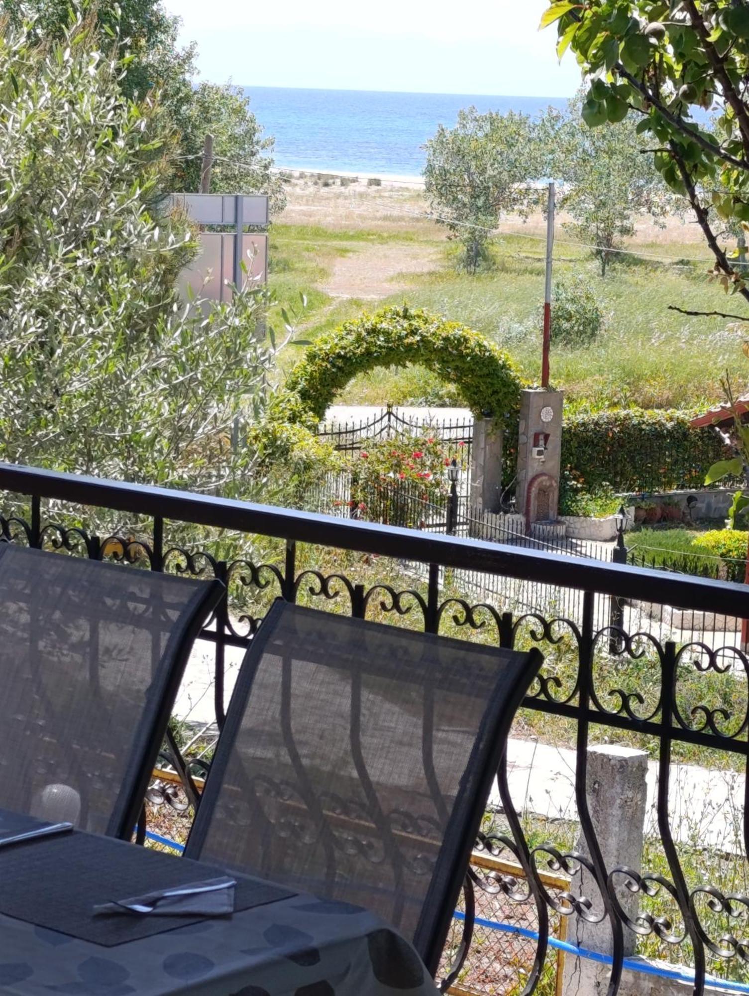 "2Steps From The Beach" Nea Iraklia Exterior foto